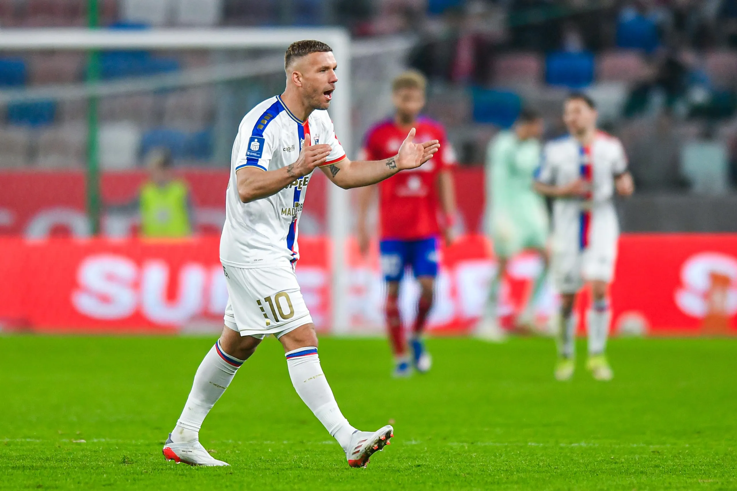 Lukas Podolski z czerwoną kartką i dodatkową karą. Uderzył innego zawodnika