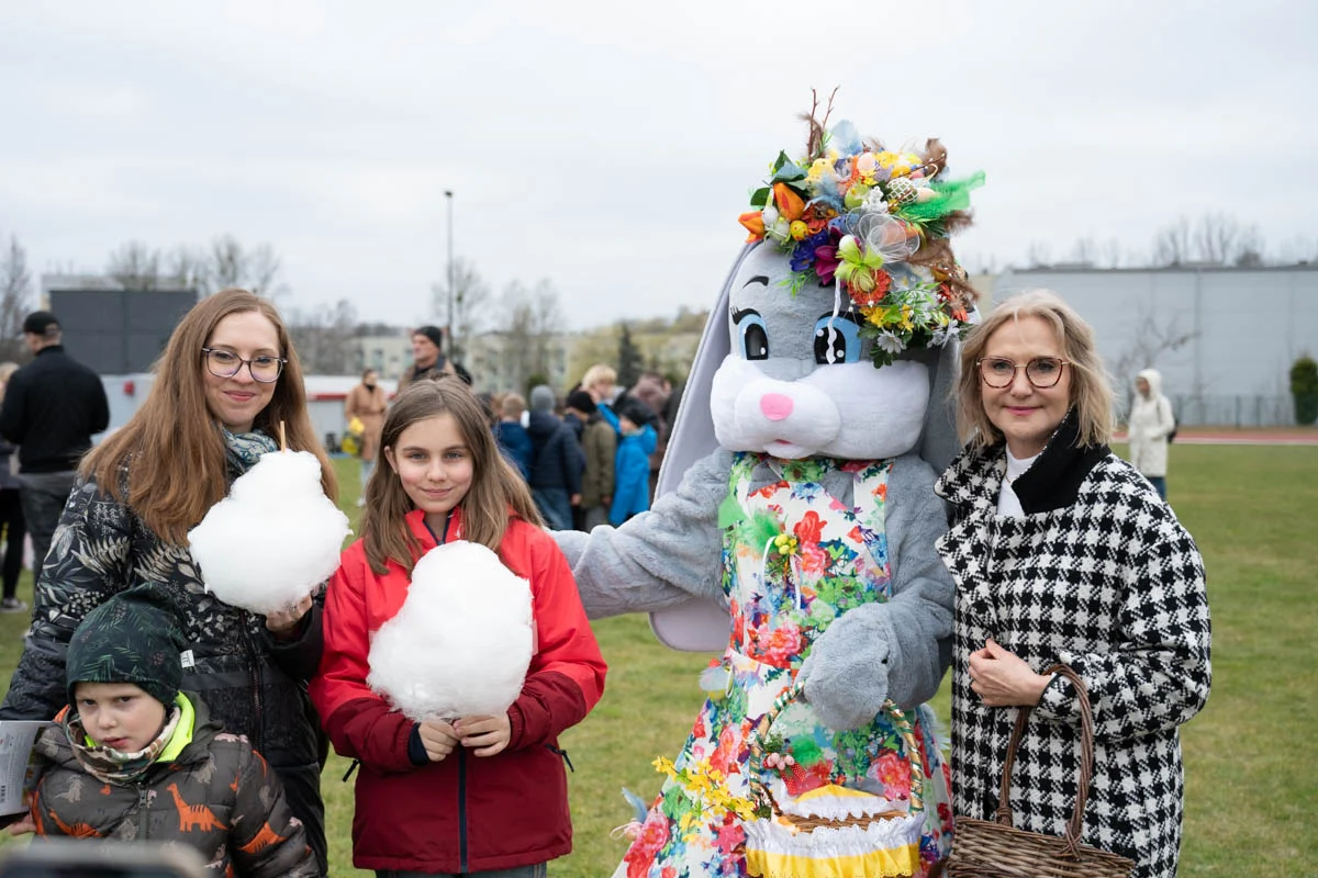 "Tropem Wielkanocnego Zajączka" w Rudzie Śląskiej. Ponad 200 dzieci na stadionie MOSiR