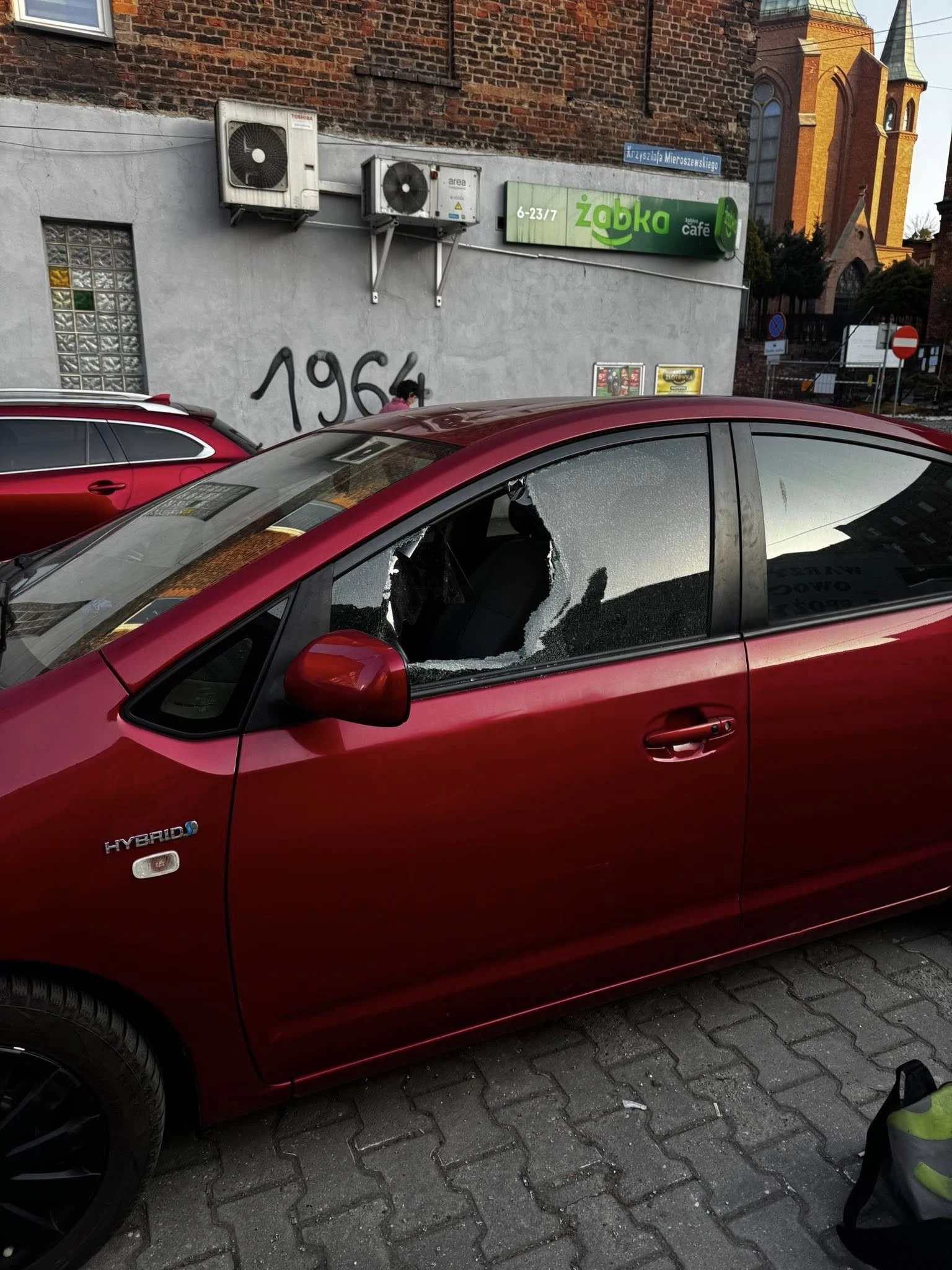 Zniszczono i okradziono 5 samochodów w Bogucicach