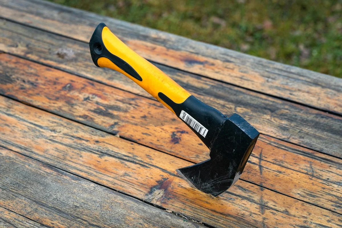 56-latek z siekierą uszkodził pojazd w Żorach. Mężczyzna trafił do aresztu