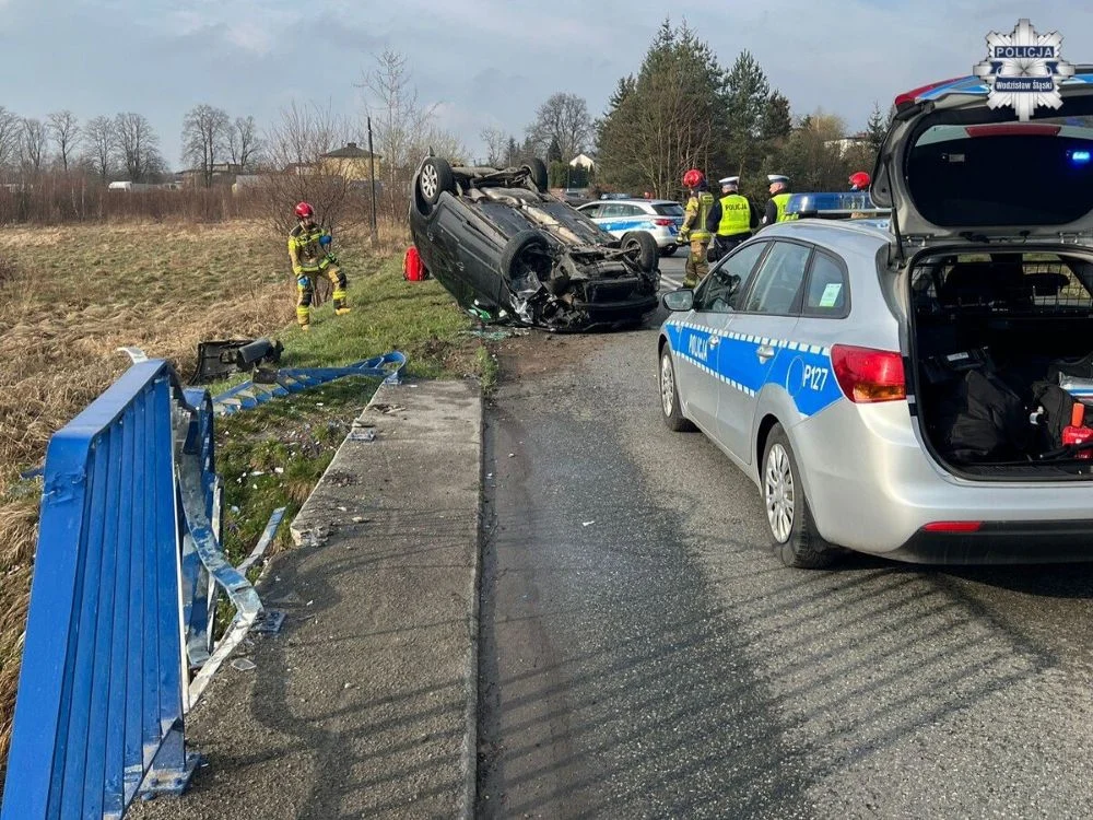 Dachowanie na Czyżowickiej. 29-latek stracił panowanie nad Volkswagenem