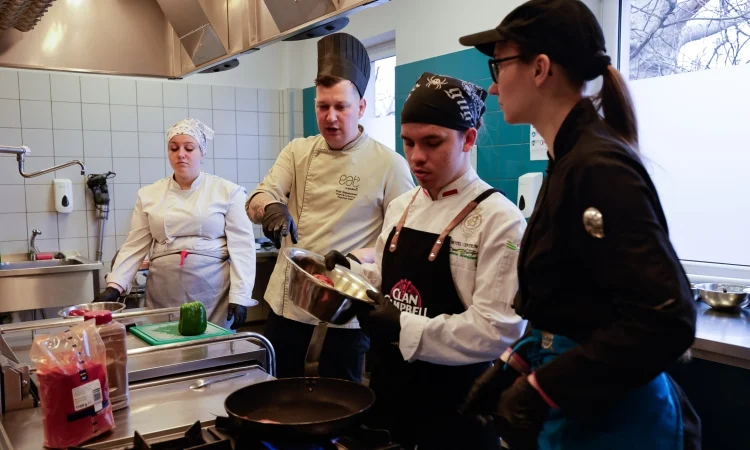 Warsztaty kulinarne w Sosnowcu. Uczniowie CKZiU stawiają na zdrowe gotowanie