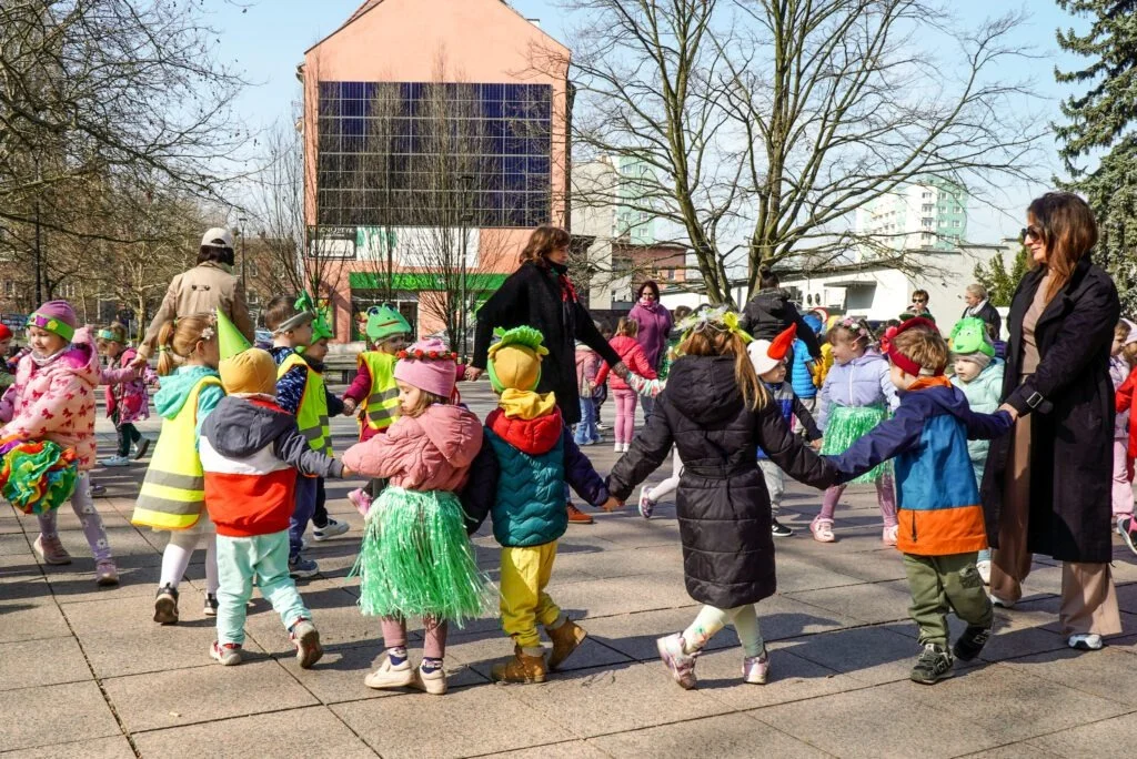 Rynek pełen śpiewu i kolorów. Przedszkole nr 10 przywołało wiosnę