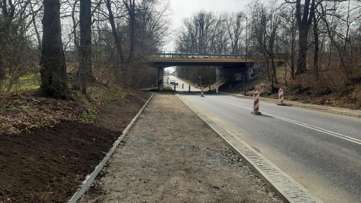 Postępy na Edisona. Nowa droga pieszo-rowerowa nabiera kształtu