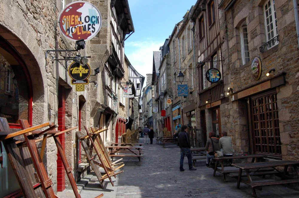 Wiosenne porządki i metamorfoza. Jak odświeżyć dom i balkon bez rozbijania banku?