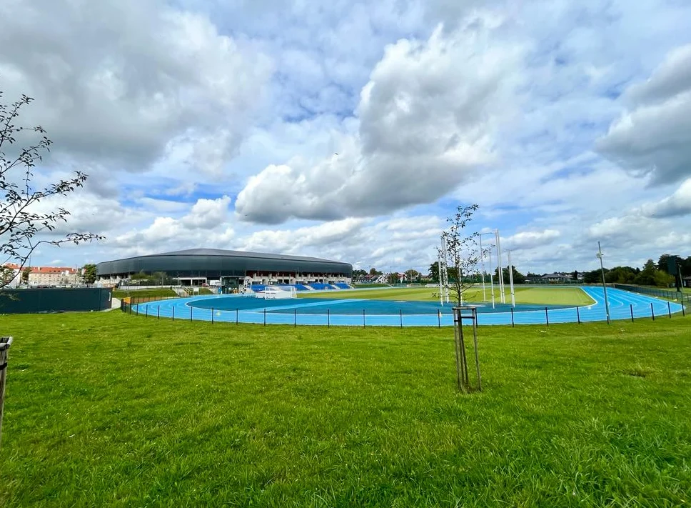 Nowe oświetlenie i zadaszenie trybun na Arenie Lekkoatletycznej w Tychach