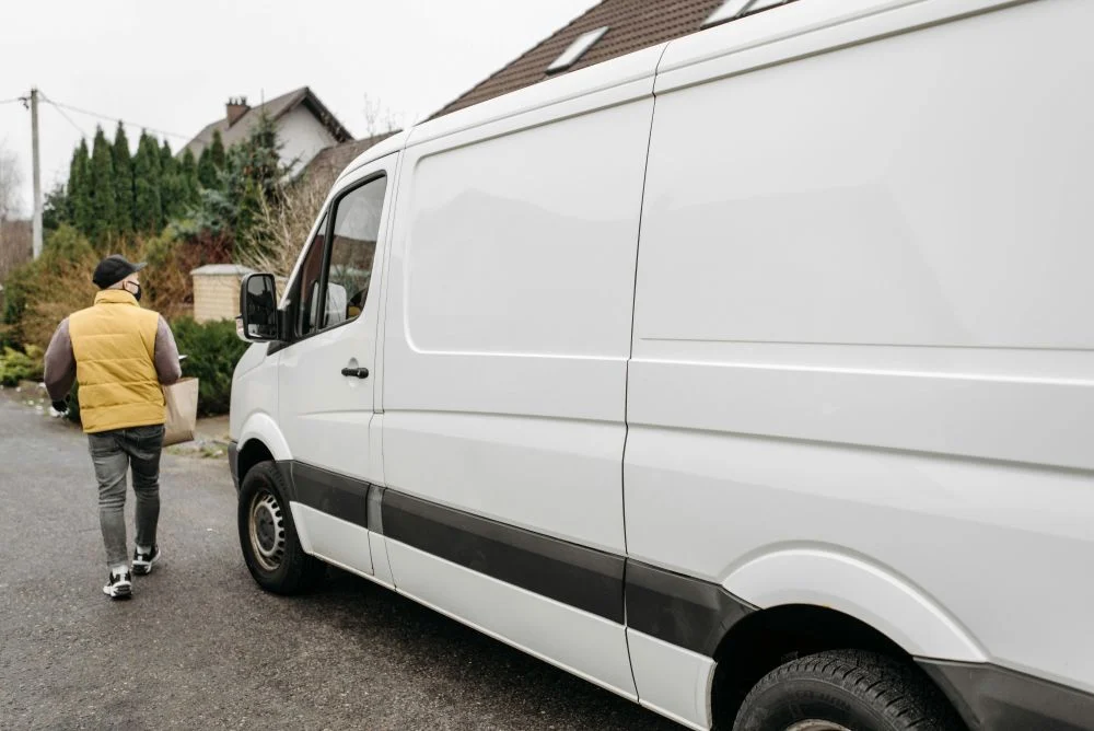 Kiedy i jak wysyłać kwiaty do ukochanej, aby wysłać idealną wiadomość? Odkryj tajemnice poczty z kwiatami!