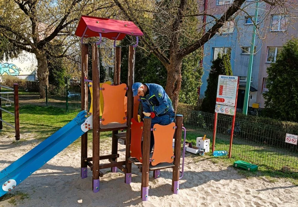 Miejskie place zabaw przechodzą przegląd i naprawy. Kiedy będą gotowe?