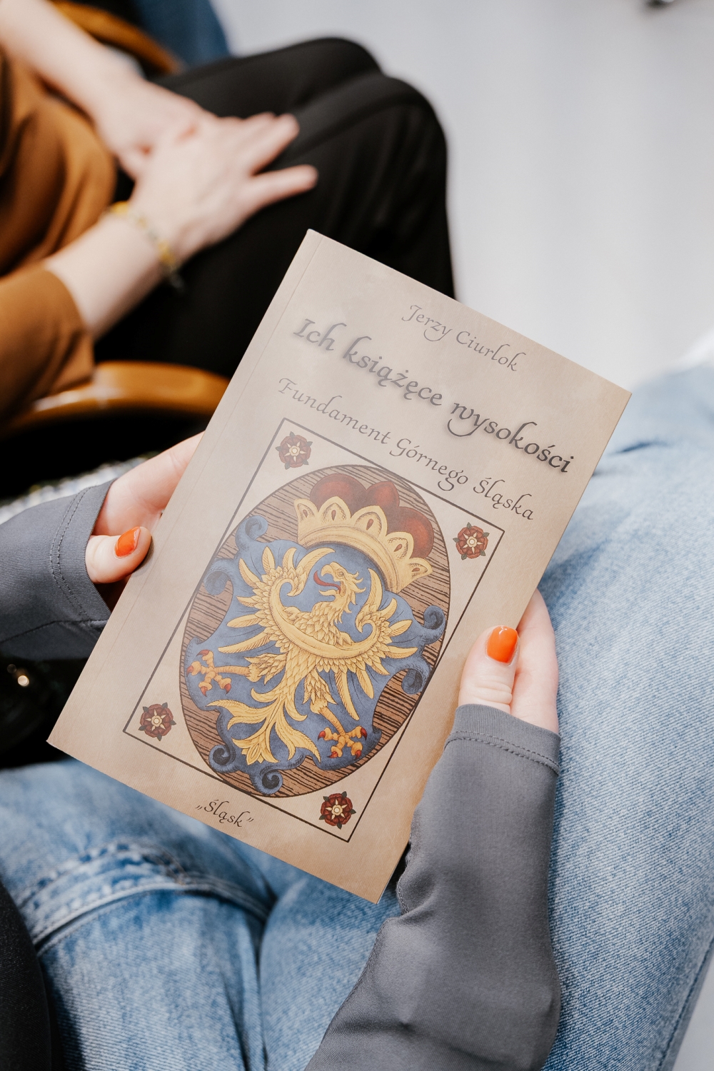 Jerzy Ciurlok przedstawia historię Górnego Śląska w swojej najnowszej książce / fot. UM Mikołów