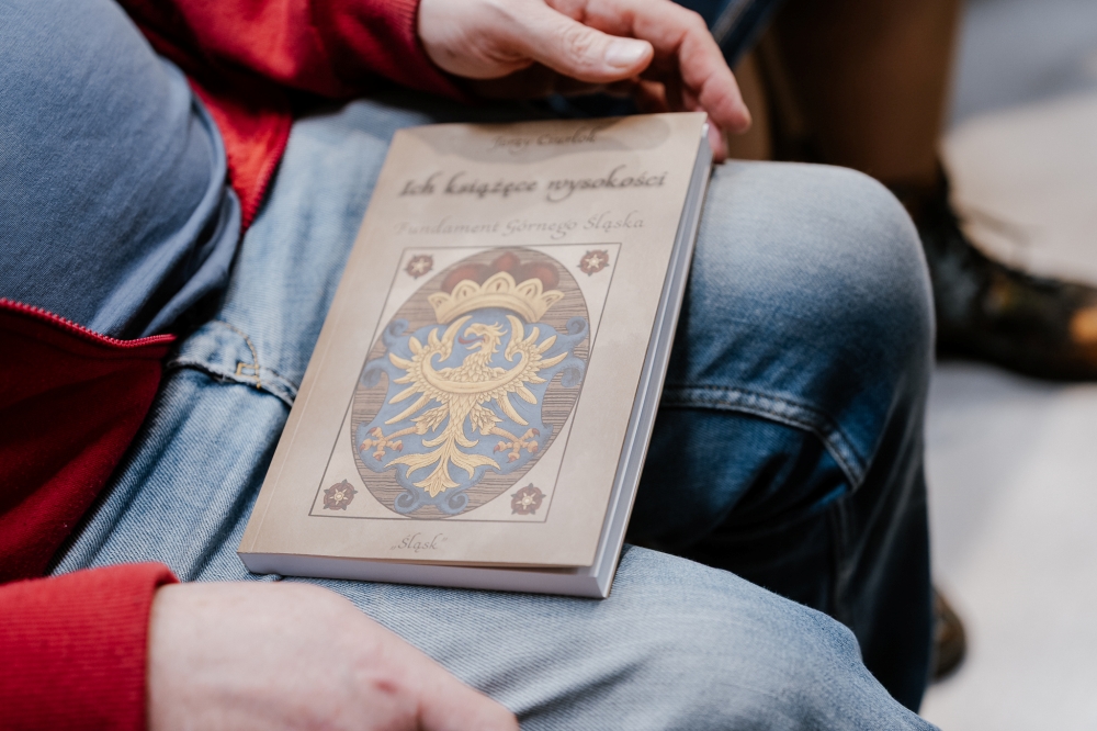 Jerzy Ciurlok przedstawia historię Górnego Śląska w swojej najnowszej książce / fot. UM Mikołów