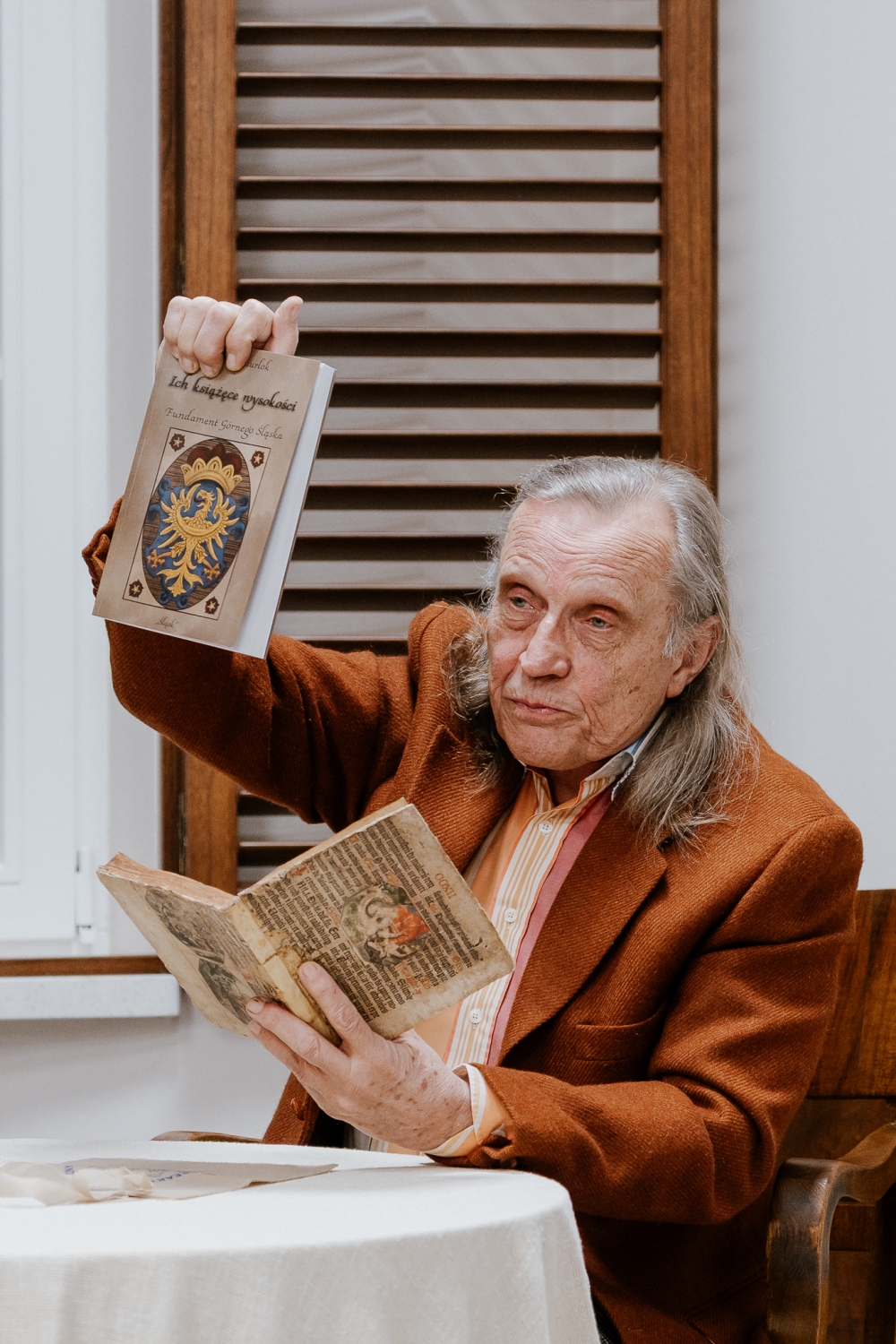 Jerzy Ciurlok przedstawia historię Górnego Śląska w swojej najnowszej książce / fot. UM Mikołów