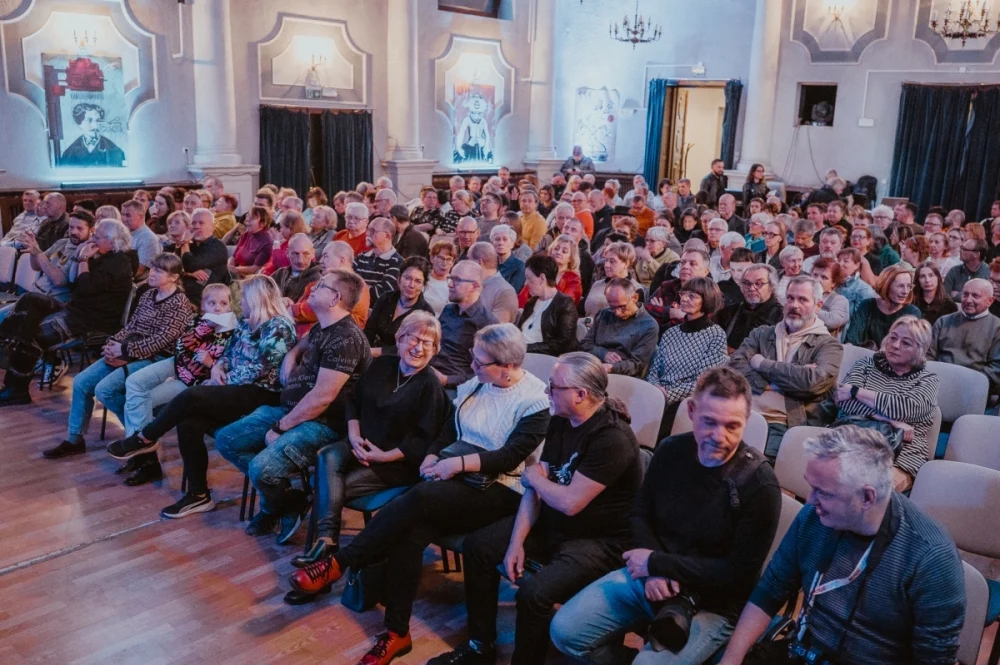 „Blues u kóz” zainaugurowany. Na scenie Maciej Lipina i Nocna Zmiana Bluesa / fot. Birdabo Studio