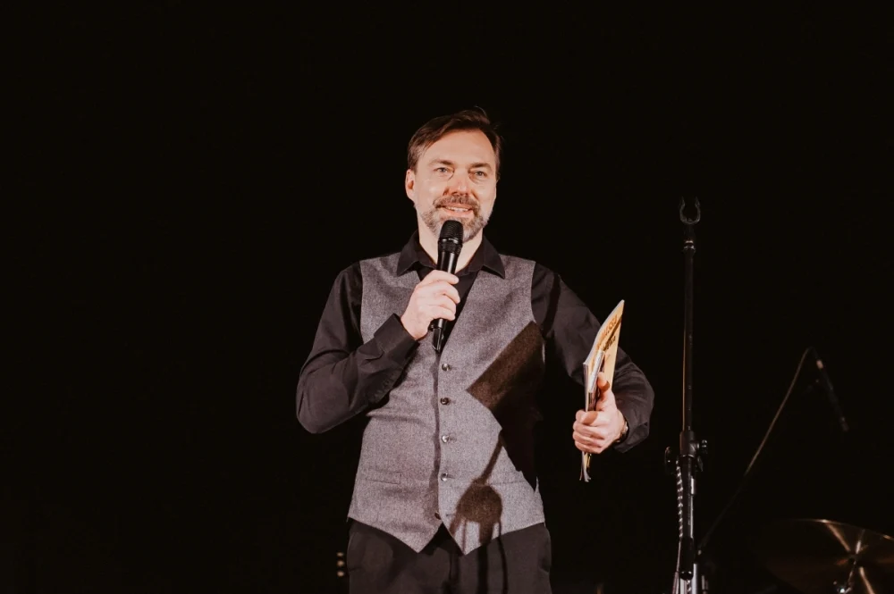 „Blues u kóz” zainaugurowany. Na scenie Maciej Lipina i Nocna Zmiana Bluesa / fot. Birdabo Studio