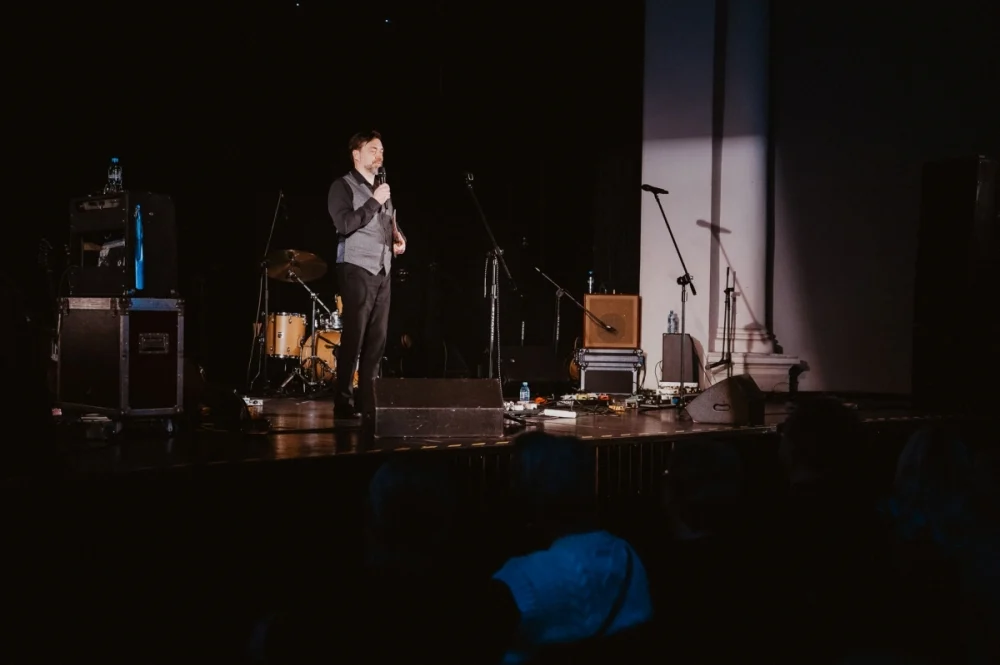 „Blues u kóz” zainaugurowany. Na scenie Maciej Lipina i Nocna Zmiana Bluesa / fot. Birdabo Studio