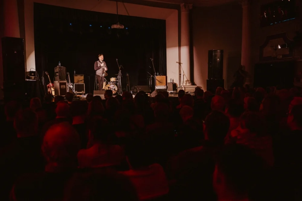 „Blues u kóz” zainaugurowany. Na scenie Maciej Lipina i Nocna Zmiana Bluesa / fot. Birdabo Studio