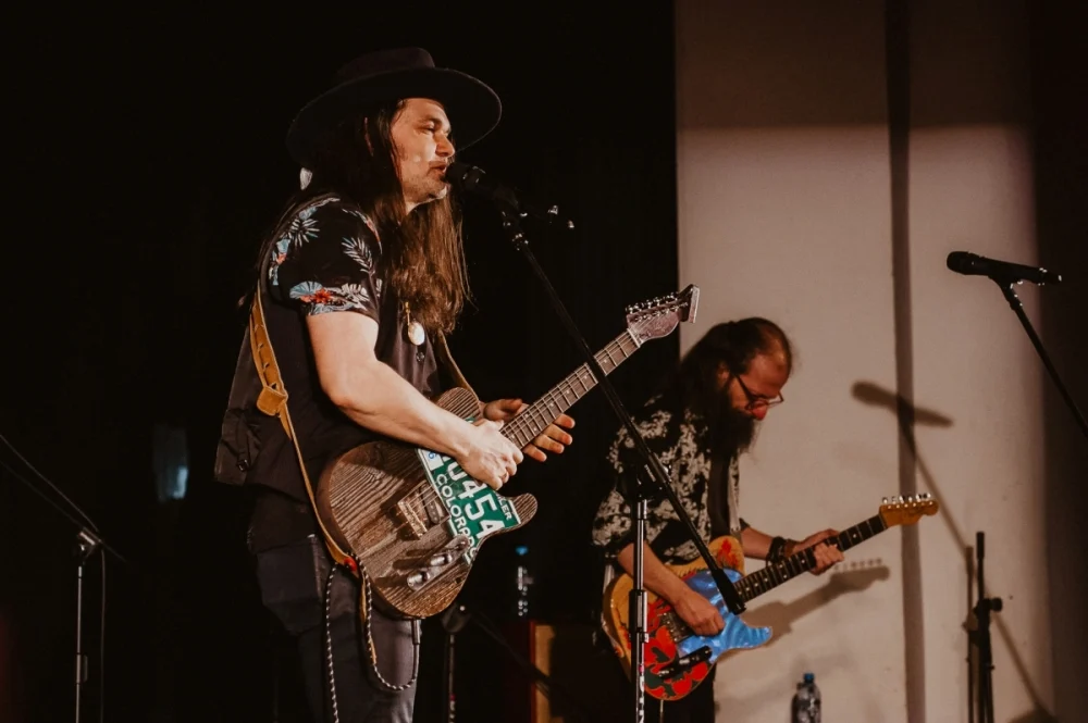 „Blues u kóz” zainaugurowany. Na scenie Maciej Lipina i Nocna Zmiana Bluesa / fot. Birdabo Studio