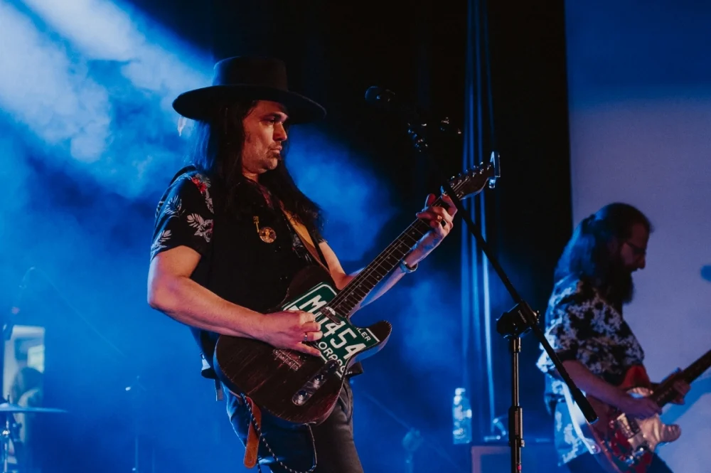 „Blues u kóz” zainaugurowany. Na scenie Maciej Lipina i Nocna Zmiana Bluesa / fot. Birdabo Studio