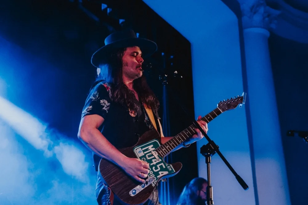 „Blues u kóz” zainaugurowany. Na scenie Maciej Lipina i Nocna Zmiana Bluesa / fot. Birdabo Studio