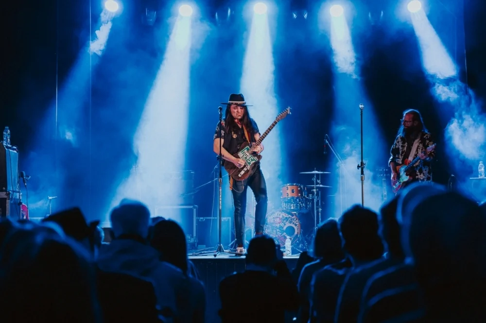 „Blues u kóz” zainaugurowany. Na scenie Maciej Lipina i Nocna Zmiana Bluesa / fot. Birdabo Studio