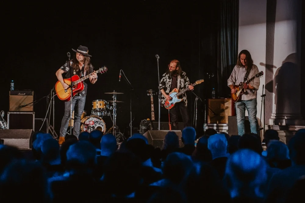 „Blues u kóz” zainaugurowany. Na scenie Maciej Lipina i Nocna Zmiana Bluesa / fot. Birdabo Studio