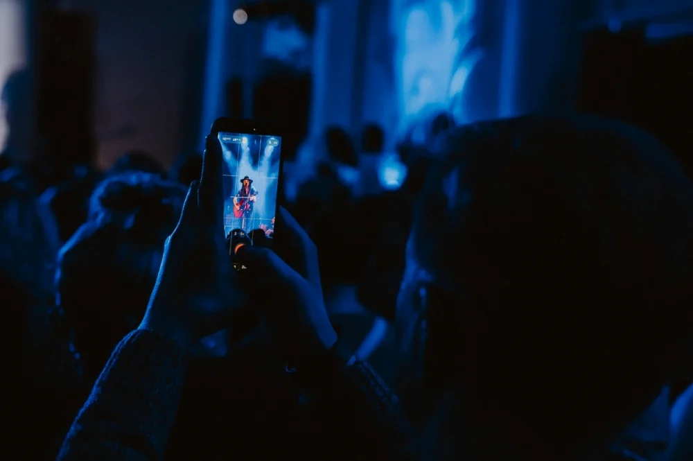 „Blues u kóz” zainaugurowany. Na scenie Maciej Lipina i Nocna Zmiana Bluesa / fot. Birdabo Studio