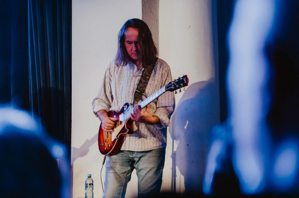 „Blues u kóz” zainaugurowany. Na scenie Maciej Lipina i Nocna Zmiana Bluesa / fot. Birdabo Studio