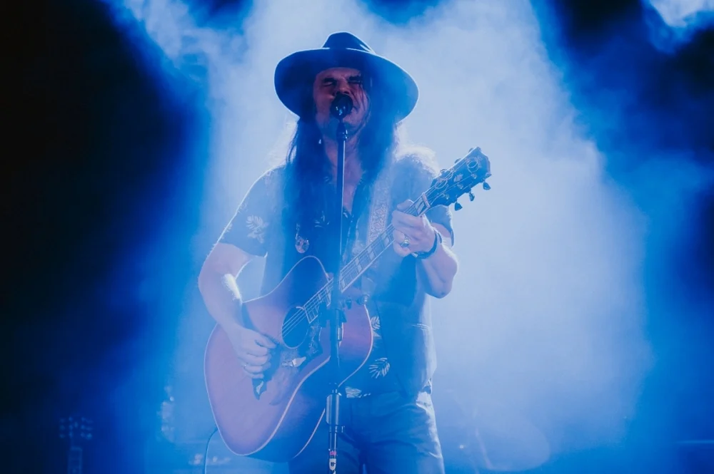 „Blues u kóz” zainaugurowany. Na scenie Maciej Lipina i Nocna Zmiana Bluesa / fot. Birdabo Studio