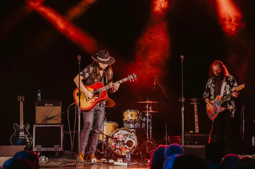 „Blues u kóz” zainaugurowany. Na scenie Maciej Lipina i Nocna Zmiana Bluesa / fot. Birdabo Studio