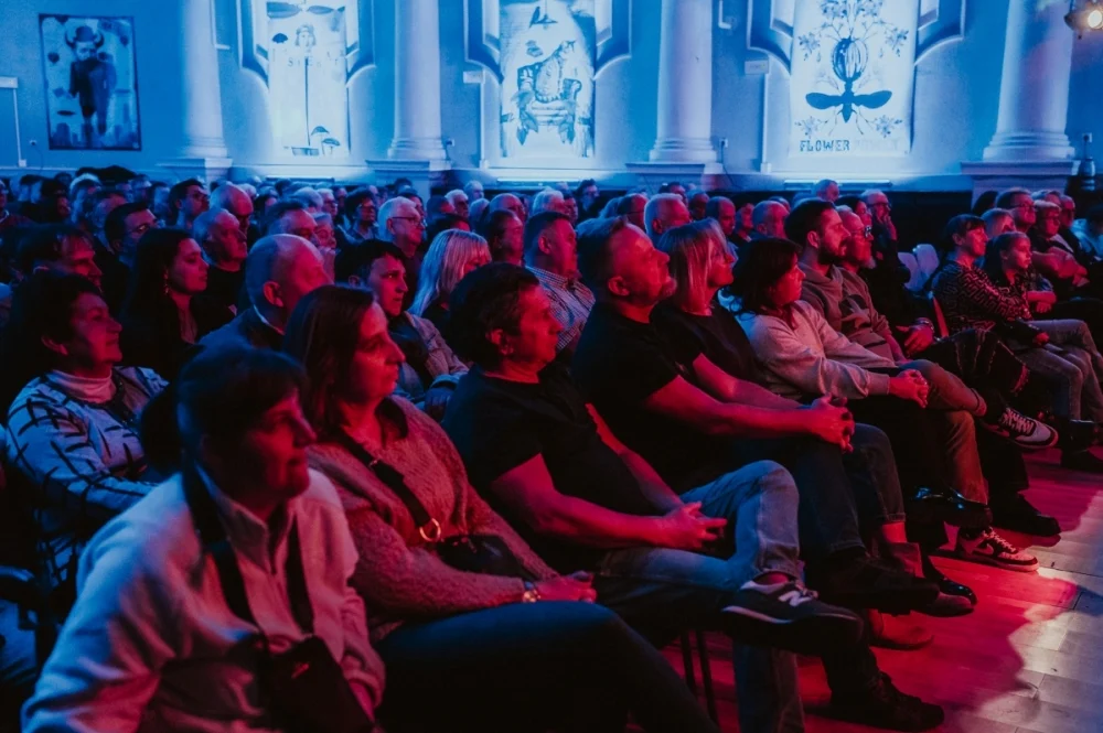 „Blues u kóz” zainaugurowany. Na scenie Maciej Lipina i Nocna Zmiana Bluesa / fot. Birdabo Studio