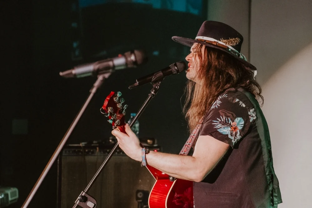 „Blues u kóz” zainaugurowany. Na scenie Maciej Lipina i Nocna Zmiana Bluesa / fot. Birdabo Studio