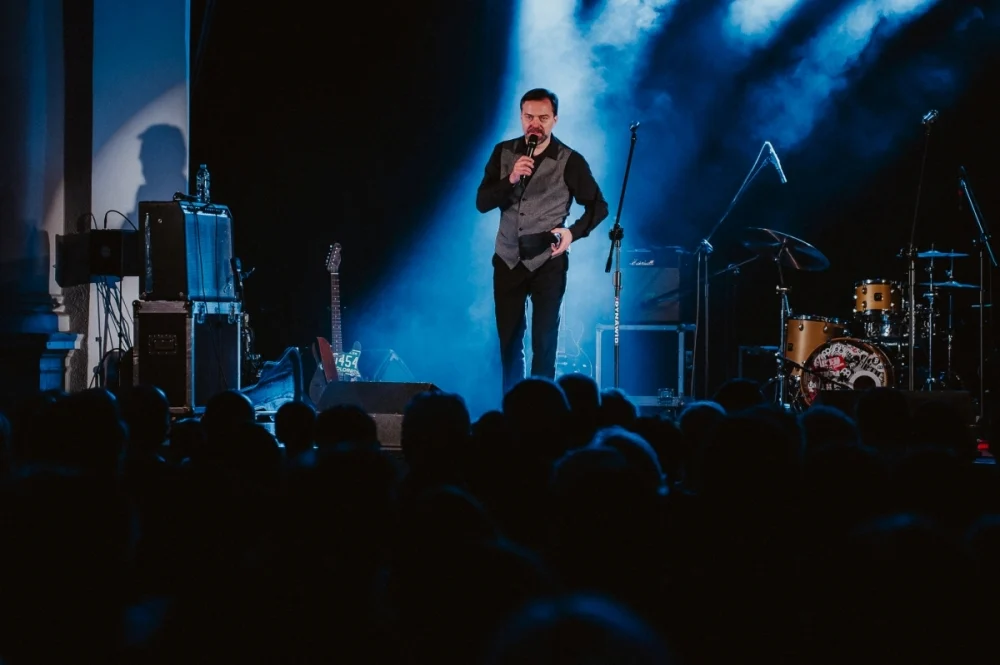 „Blues u kóz” zainaugurowany. Na scenie Maciej Lipina i Nocna Zmiana Bluesa / fot. Birdabo Studio