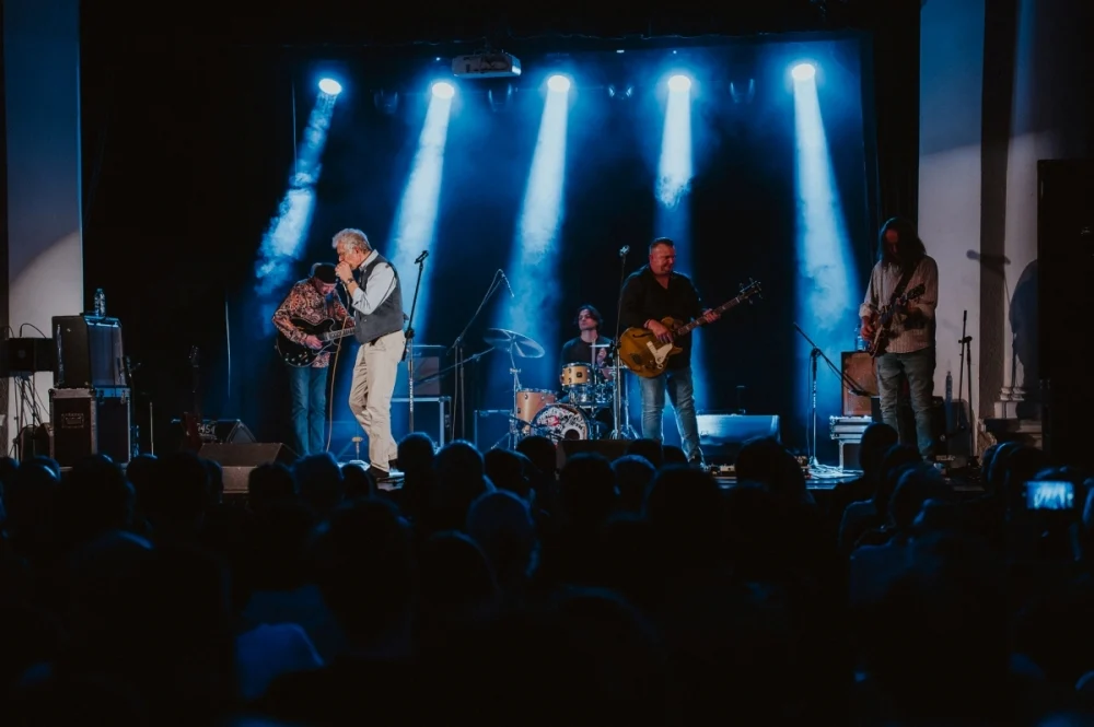 „Blues u kóz” zainaugurowany. Na scenie Maciej Lipina i Nocna Zmiana Bluesa / fot. Birdabo Studio