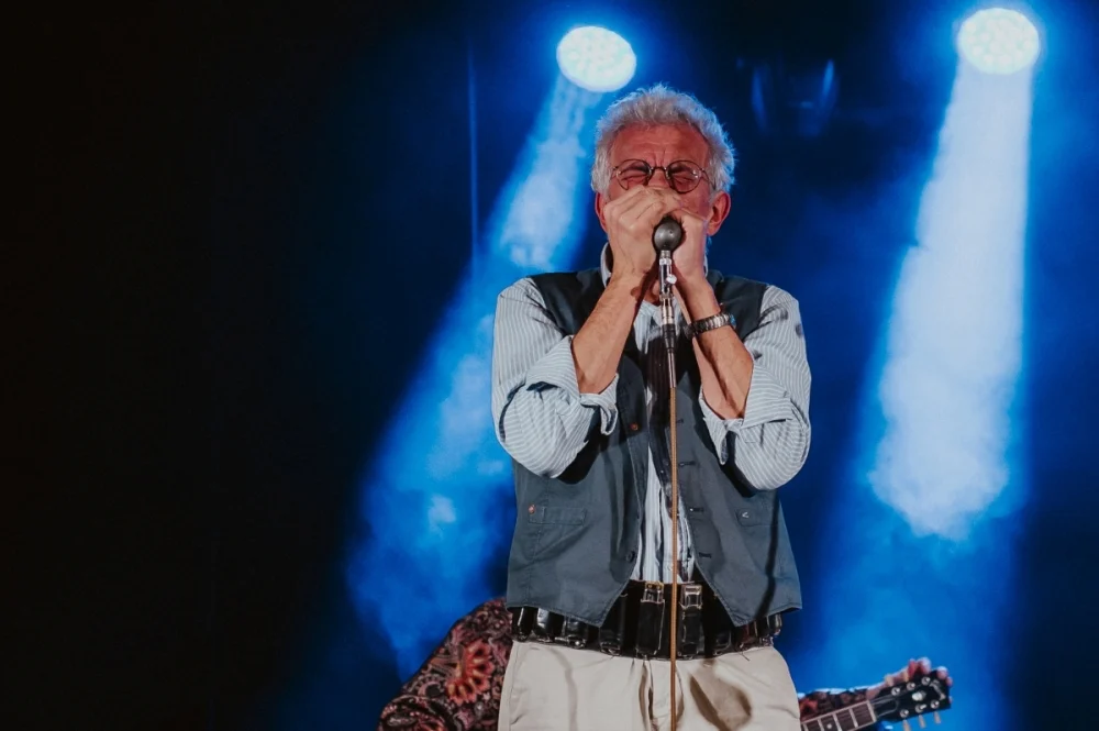 „Blues u kóz” zainaugurowany. Na scenie Maciej Lipina i Nocna Zmiana Bluesa / fot. Birdabo Studio