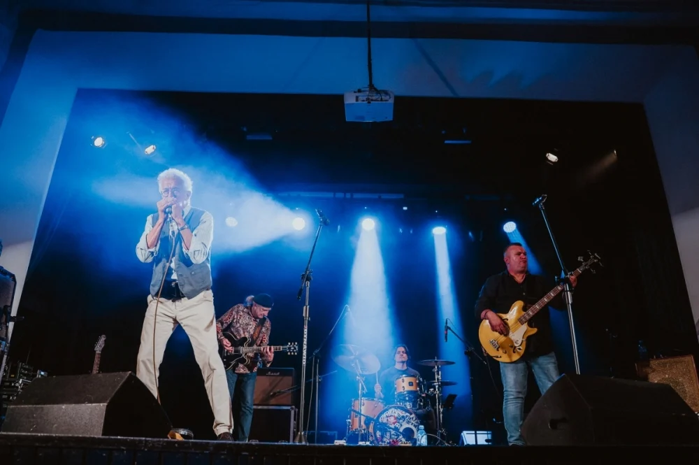 „Blues u kóz” zainaugurowany. Na scenie Maciej Lipina i Nocna Zmiana Bluesa / fot. Birdabo Studio