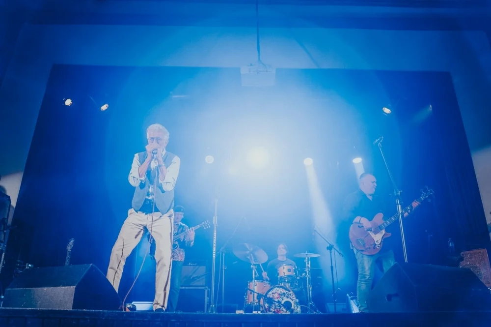 „Blues u kóz” zainaugurowany. Na scenie Maciej Lipina i Nocna Zmiana Bluesa / fot. Birdabo Studio