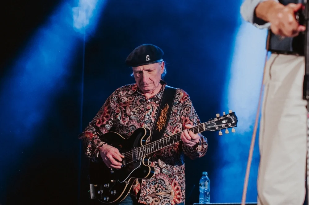 „Blues u kóz” zainaugurowany. Na scenie Maciej Lipina i Nocna Zmiana Bluesa / fot. Birdabo Studio