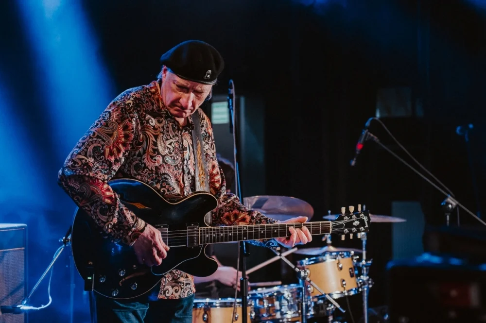 „Blues u kóz” zainaugurowany. Na scenie Maciej Lipina i Nocna Zmiana Bluesa / fot. Birdabo Studio