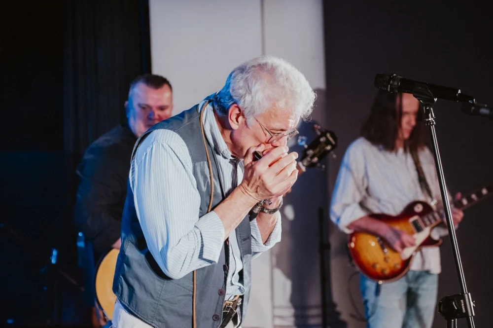 „Blues u kóz” zainaugurowany. Na scenie Maciej Lipina i Nocna Zmiana Bluesa / fot. Birdabo Studio