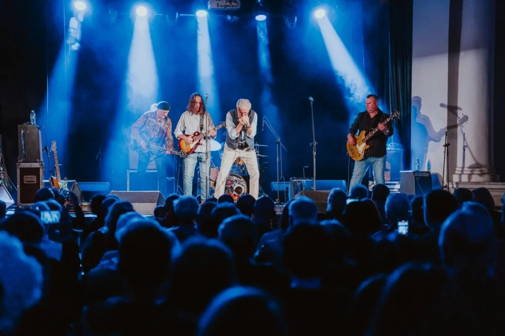 „Blues u kóz” zainaugurowany. Na scenie Maciej Lipina i Nocna Zmiana Bluesa / fot. Birdabo Studio