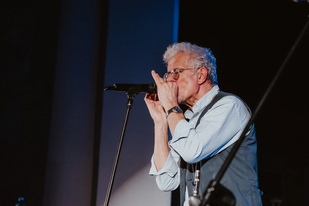 „Blues u kóz” zainaugurowany. Na scenie Maciej Lipina i Nocna Zmiana Bluesa / fot. Birdabo Studio