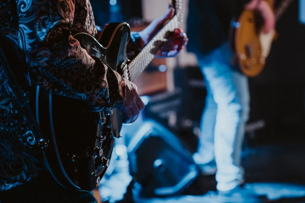 „Blues u kóz” zainaugurowany. Na scenie Maciej Lipina i Nocna Zmiana Bluesa / fot. Birdabo Studio