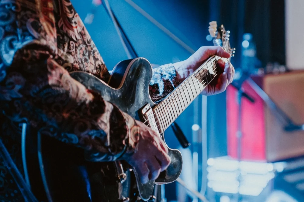 „Blues u kóz” zainaugurowany. Na scenie Maciej Lipina i Nocna Zmiana Bluesa / fot. Birdabo Studio