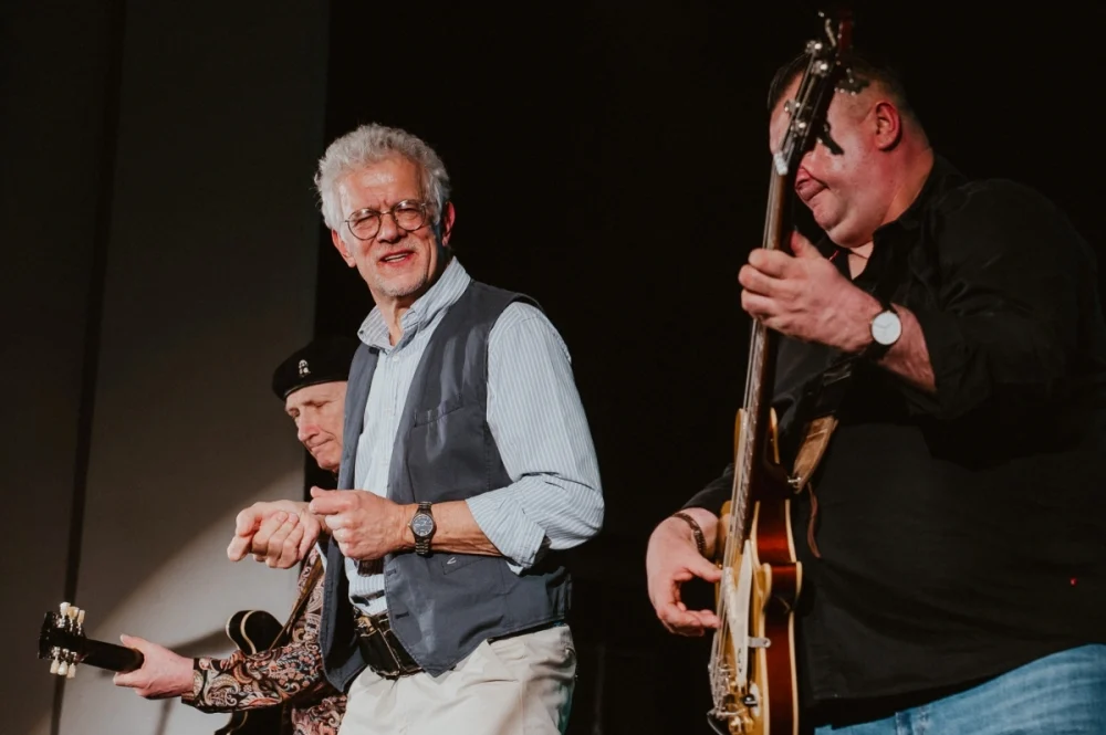 „Blues u kóz” zainaugurowany. Na scenie Maciej Lipina i Nocna Zmiana Bluesa / fot. Birdabo Studio