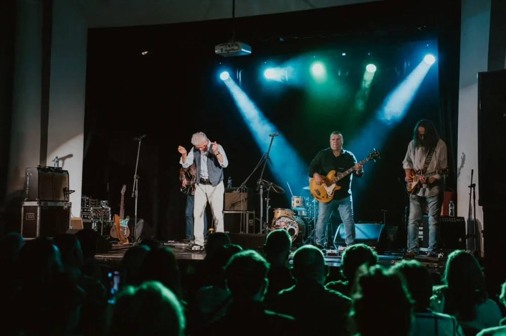 „Blues u kóz” zainaugurowany. Na scenie Maciej Lipina i Nocna Zmiana Bluesa / fot. Birdabo Studio