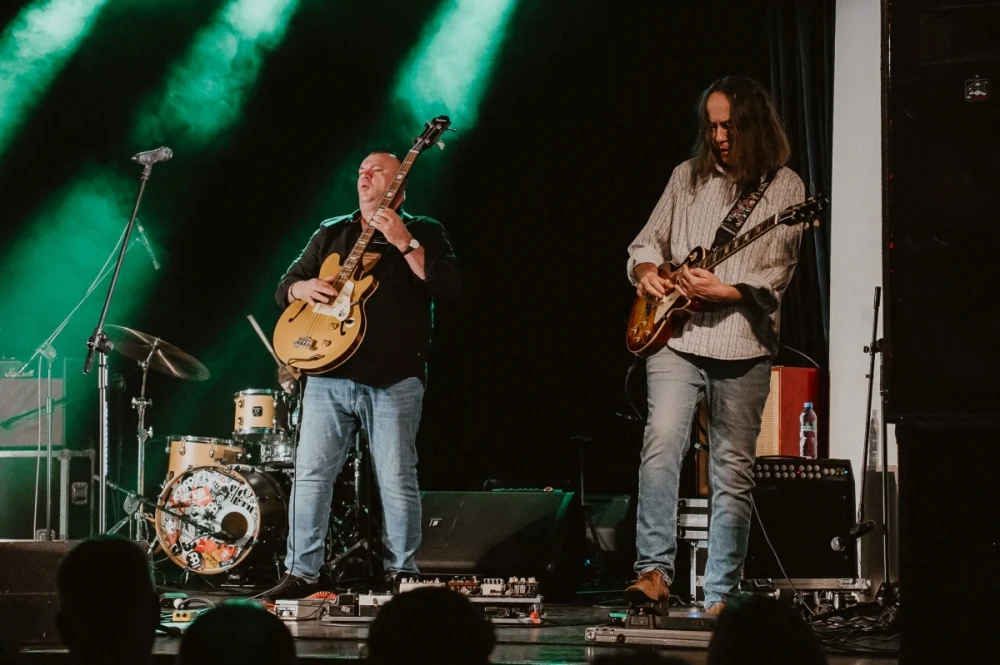 „Blues u kóz” zainaugurowany. Na scenie Maciej Lipina i Nocna Zmiana Bluesa / fot. Birdabo Studio