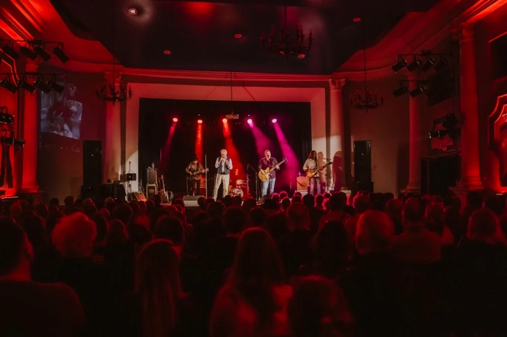 „Blues u kóz” zainaugurowany. Na scenie Maciej Lipina i Nocna Zmiana Bluesa / fot. Birdabo Studio