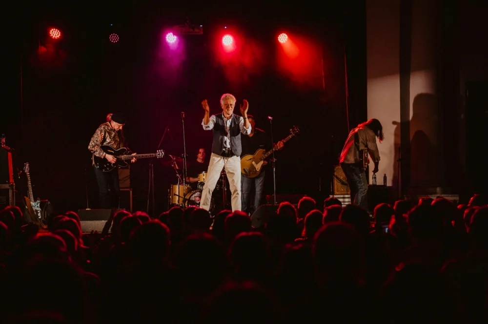 „Blues u kóz” zainaugurowany. Na scenie Maciej Lipina i Nocna Zmiana Bluesa / fot. Birdabo Studio