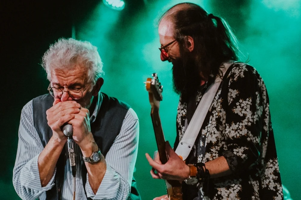 „Blues u kóz” zainaugurowany. Na scenie Maciej Lipina i Nocna Zmiana Bluesa / fot. Birdabo Studio