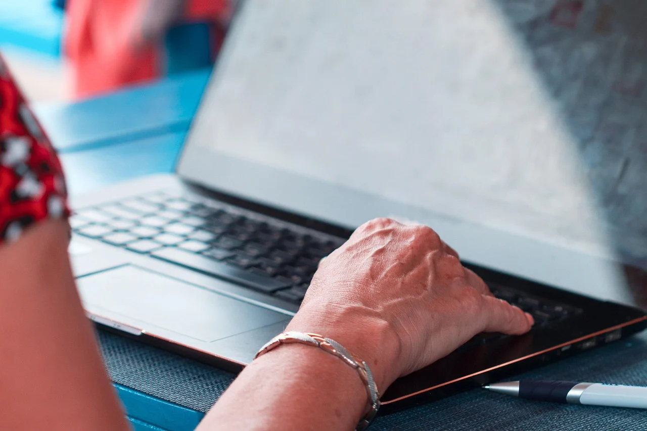 Seniorzy ze Świętochłowic nauczą się obsługi komputera i smartfona. Ruszają bezpłatne zajęcia