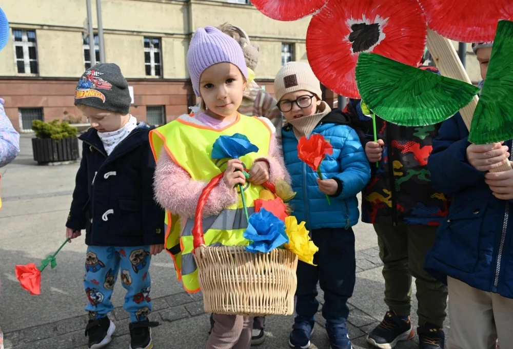 Mali rudzianie z przedszkoli przywitali dzisiaj wiosnę na nowobytomskim rynku / fot. UM Ruda Śląska